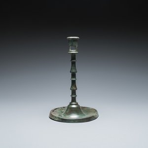 A Dutch or Flemish knotted bronze candlestick, 15th C. — 照片 3