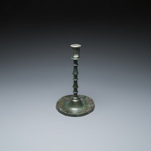 A Dutch or Flemish knotted bronze candlestick, 15th C. — 照片 7