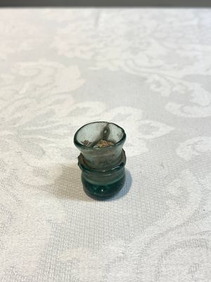 A Dutch or German green glass reliquary holder, excavated in Maastricht, 16/17th C. — 照片 5