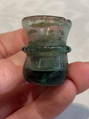 A Dutch or German green glass reliquary holder, excavated in Maastricht, 16/17th C. — 照片 9