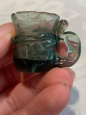 A Dutch or German green glass reliquary holder, excavated in Maastricht, 16/17th C. — 照片 10