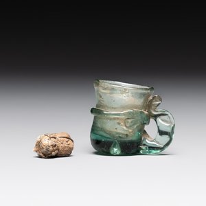 A Dutch or German green glass reliquary holder, excavated in Maastricht, 16/17th C. — 照片 1