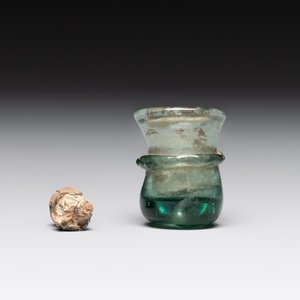 A Dutch or German green glass reliquary holder, excavated in Maastricht, 16/17th C. — 照片 2