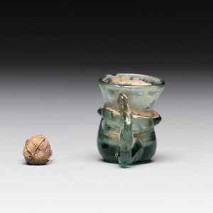 A Dutch or German green glass reliquary holder, excavated in Maastricht, 16/17th C. — 照片 4