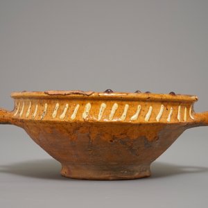 A Dutch slipware porringer with a mythical bird, Northern Netherlands, 1st half 17th C. — photo 4