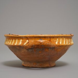 A Dutch slipware porringer with a mythical bird, Northern Netherlands, 1st half 17th C. — photo 5