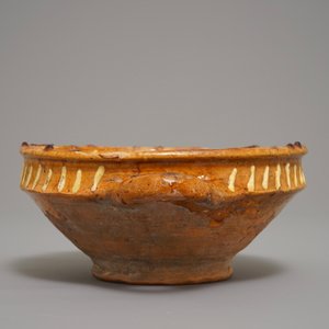 A Dutch slipware porringer with a mythical bird, Northern Netherlands, 1st half 17th C. — photo 7