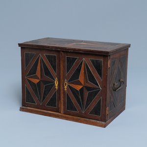A Dutch wood marquetry and bone inlay table cabinet, 17th C. — 照片 1