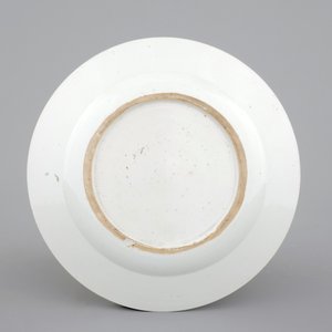Une assiette blanc de Chine décorée en Europe, 18ème — photo 2