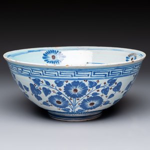 A European pottery Safavid-style bowl with a pseudo-Chinese mark, 18th C. — foto 1