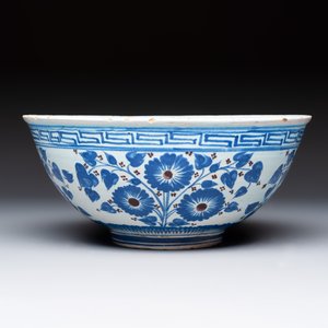 A European pottery Safavid-style bowl with a pseudo-Chinese mark, 18th C. — foto 2