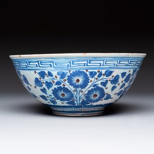 A European pottery Safavid-style bowl with a pseudo-Chinese mark, 18th C. — foto 3