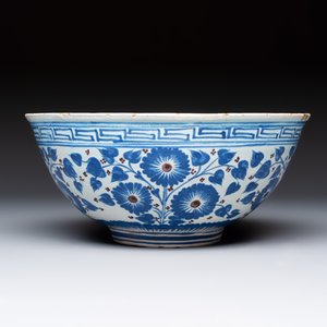 A European pottery Safavid-style bowl with a pseudo-Chinese mark, 18th C. — foto 4