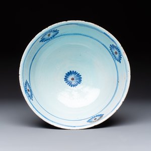 A European pottery Safavid-style bowl with a pseudo-Chinese mark, 18th C. — foto 6