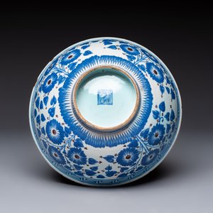 A European pottery Safavid-style bowl with a pseudo-Chinese mark, 18th C. — foto 7