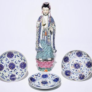 A famille rose model of a Guanyin and three doucai lotus scroll plates, 19/20th C. — photo 1