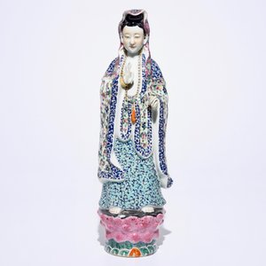 A famille rose model of a Guanyin and three doucai lotus scroll plates, 19/20th C. — photo 2
