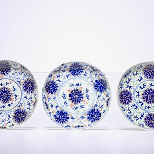 A famille rose model of a Guanyin and three doucai lotus scroll plates, 19/20th C. — photo 8