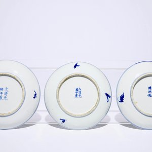 A famille rose model of a Guanyin and three doucai lotus scroll plates, 19/20th C. — photo 9