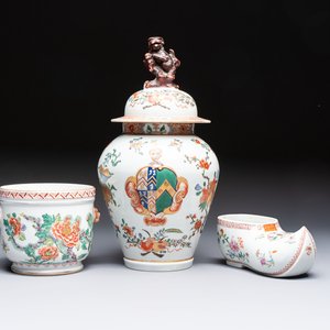 A famille verte-style armorial covered vase, a jar and a clog-shaped bowl, Samson, Paris, 19th C. — foto 1