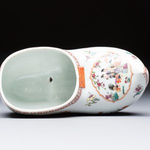 A famille verte-style armorial covered vase, a jar and a clog-shaped bowl, Samson, Paris, 19th C. — foto 12