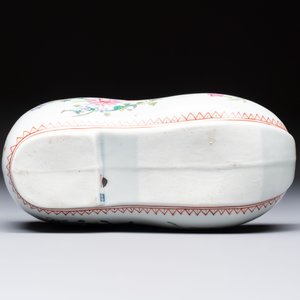 A famille verte-style armorial covered vase, a jar and a clog-shaped bowl, Samson, Paris, 19th C. — foto 13
