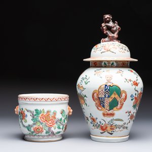 A famille verte-style armorial covered vase, a jar and a clog-shaped bowl, Samson, Paris, 19th C. — foto 2