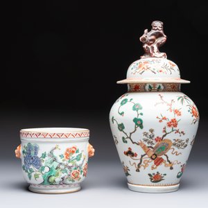 A famille verte-style armorial covered vase, a jar and a clog-shaped bowl, Samson, Paris, 19th C. — foto 4