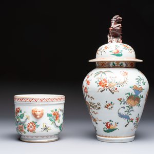 A famille verte-style armorial covered vase, a jar and a clog-shaped bowl, Samson, Paris, 19th C. — foto 5