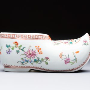 A famille verte-style armorial covered vase, a jar and a clog-shaped bowl, Samson, Paris, 19th C. — foto 8