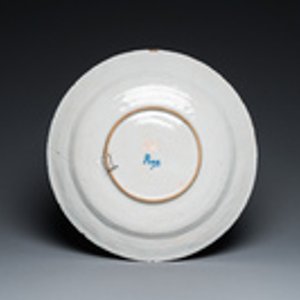 A famille verte-style chinoiserie dish after a Dutch Delft example, Dèsvres, France, 19th C. — photo 2