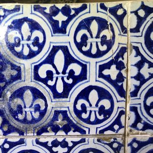 A field of 24 Dutch Delft blue and white tiles with Fleur de Lys, 17th C. — 照片 2