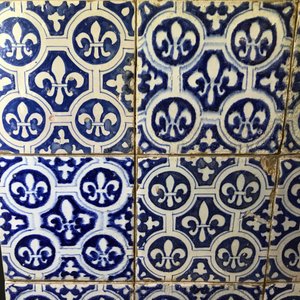 A field of 24 Dutch Delft blue and white tiles with Fleur de Lys, 17th C. — 照片 3