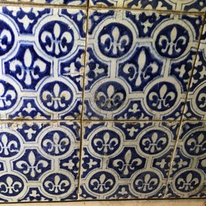 A field of 24 Dutch Delft blue and white tiles with Fleur de Lys, 17th C. — 照片 4