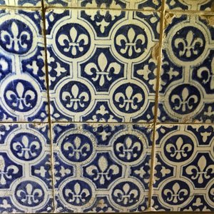 A field of 24 Dutch Delft blue and white tiles with Fleur de Lys, 17th C. — 照片 5