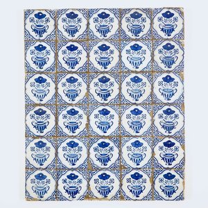 A field of 30 Dutch Delft blue and white flowervase tiles, 17th C. — 照片 1