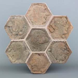 A field of 7 hexagonal relief-moulded ceiling tiles, Auvergne, France, 15th C. — 照片 1
