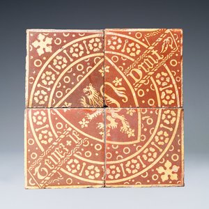 A field of four English encaustic armorial 'Tenez le droit' tiles, 19th C. or older — 照片 1