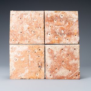 A field of four English encaustic armorial 'Tenez le droit' tiles, 19th C. or older — 照片 2