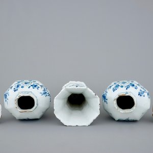 A fine 3-piece blue and white Dutch Delft chinoiserie garniture, 18th C. — photo 5