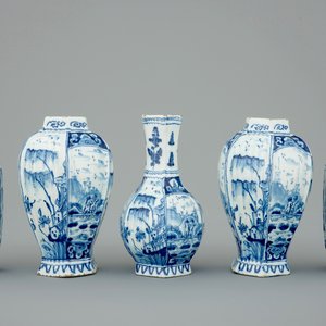 A fine 5-piece Dutch Delft blue and white garniture, 18th C. — 照片 2