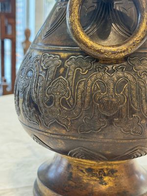 A fine and large Chinese archaistic gilt-bronze vase with handles, Ming — 照片 11