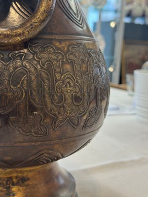 A fine and large Chinese archaistic gilt-bronze vase with handles, Ming — 照片 12