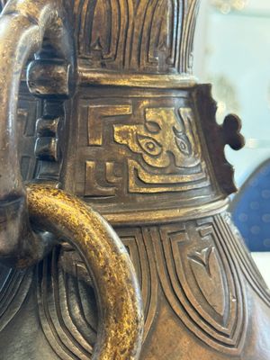 A fine and large Chinese archaistic gilt-bronze vase with handles, Ming — 照片 13