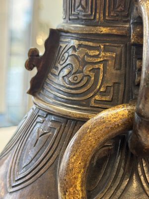 A fine and large Chinese archaistic gilt-bronze vase with handles, Ming — 照片 14