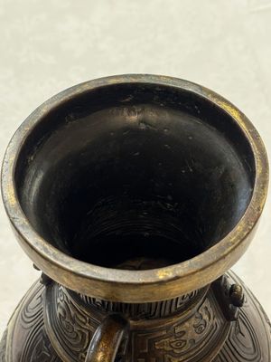 A fine and large Chinese archaistic gilt-bronze vase with handles, Ming — 照片 15
