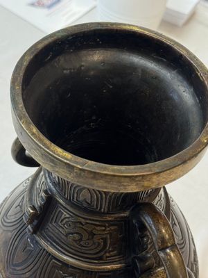 A fine and large Chinese archaistic gilt-bronze vase with handles, Ming — 照片 16