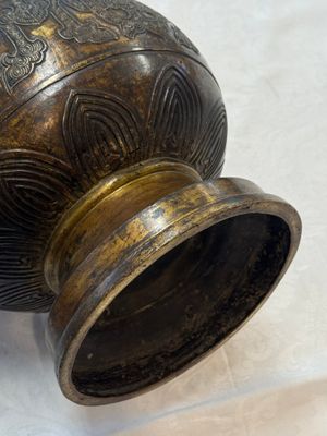A fine and large Chinese archaistic gilt-bronze vase with handles, Ming — 照片 19