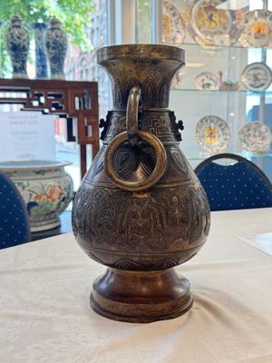 A fine and large Chinese archaistic gilt-bronze vase with handles, Ming — 照片 2
