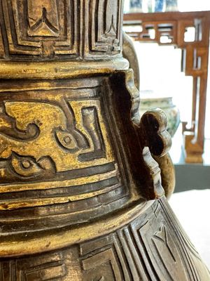 A fine and large Chinese archaistic gilt-bronze vase with handles, Ming — 照片 3
